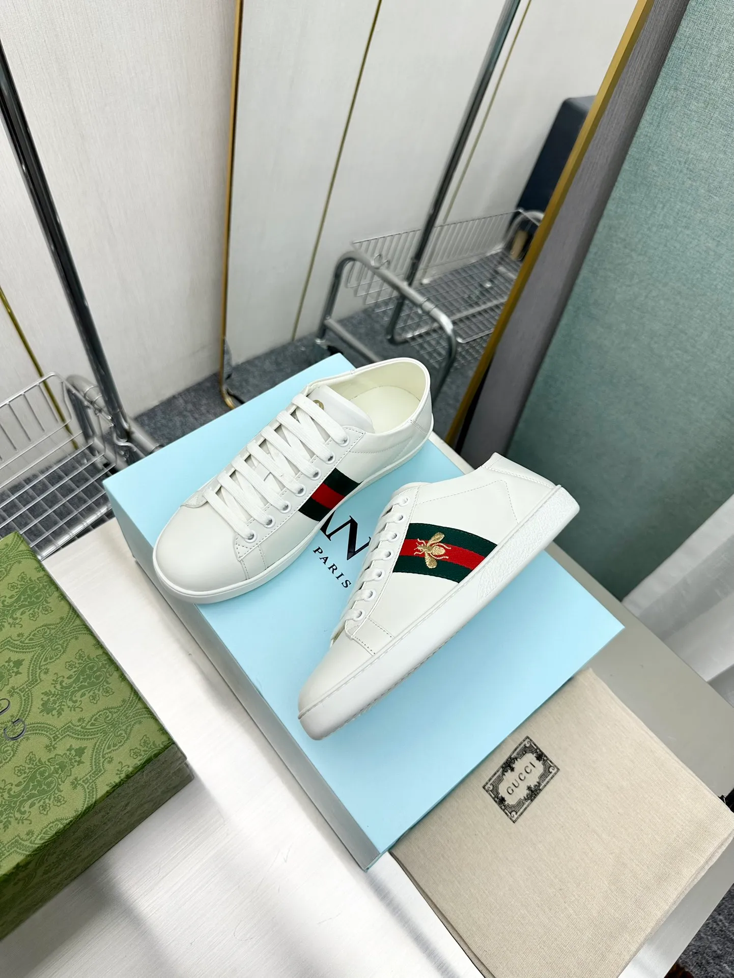 👟👟Ex-factory price 540👟👟 Men's size +10 Top version: Gucci G family classic Ace series Embroidery Little Bee White Shoes Couple Style Ribbon Love Casual Sports Shoes Sneakers Original Purchase Development Production This brand's classic low-top sports shoes interweave golden embroidered bees with red and green webbing. The bee is a classic element of the brand. It appeared in the Gucci ready-to-wear series in the 1970s. Exquisite packaging at the delivery counter🛍📦 ▪️Fabrics: Original custom imported first-layer cowhide ▪️Foots: Original custom cowhide lining ▪️Sole: Original open-molded rubber non-slip material ▪️Sole thickness: 2.5CM ▪️Size: Women's 34-41 (customized 34/41) ▪️Size: Men's 38-46 (38/46 customized)